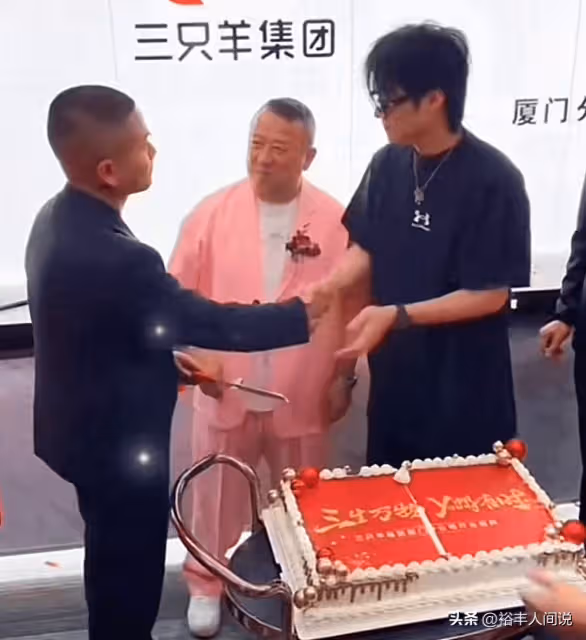 曾志偉與喬妹合影惹爭議!眼神掃過胸部還伸舌頭,緊貼肩膀笑意濃