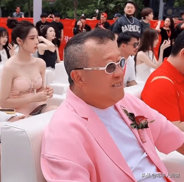 曾志偉與喬妹合影惹爭議!眼神掃過胸部還伸舌頭,緊貼肩膀笑意濃