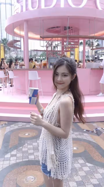 TVB小花嬉水大曬白滑長腿!13歲開始拍劇,如今長大變熟女!