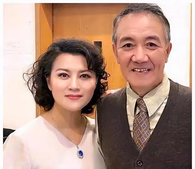 李幼斌夫婦罕同框，三婚老婆剪短髮大變樣，臉明顯老了身材卻真好