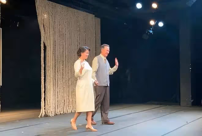 李幼斌夫婦罕同框，三婚老婆剪短髮大變樣，臉明顯老了身材卻真好