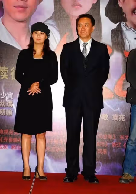 李幼斌夫婦罕同框，三婚老婆剪短髮大變樣，臉明顯老了身材卻真好