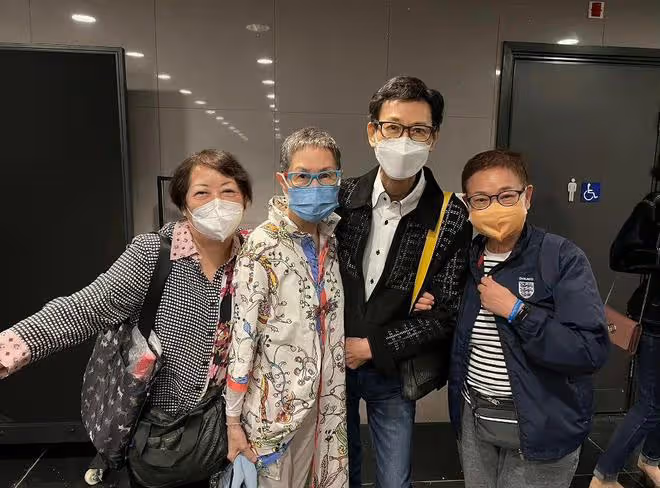 鄭少秋一家四口亮相，二婚倆女兒顏值不輸鄭欣宜，75歲的他像40歲