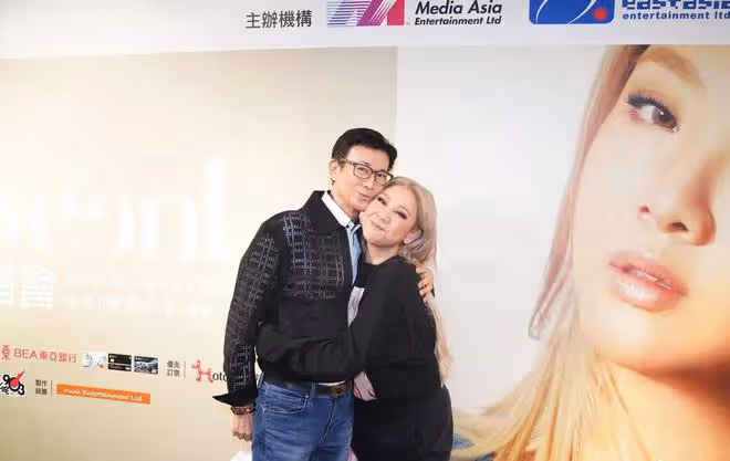 鄭少秋一家四口亮相，二婚倆女兒顏值不輸鄭欣宜，75歲的他像40歲