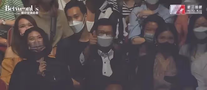 鄭少秋一家四口亮相，二婚倆女兒顏值不輸鄭欣宜，75歲的他像40歲
