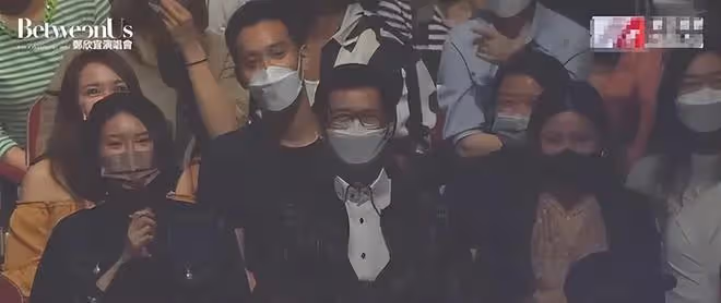 鄭少秋一家四口亮相，二婚倆女兒顏值不輸鄭欣宜，75歲的他像40歲