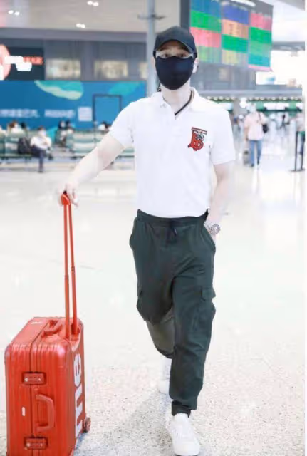 42歲黃曉明現身機場，減肥成功身材超有型，衣品開掛帥到認不出來