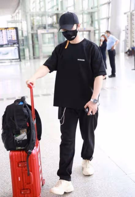 42歲黃曉明現身機場，減肥成功身材超有型，衣品開掛帥到認不出來