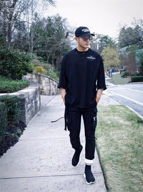 42歲黃曉明現身機場，減肥成功身材超有型，衣品開掛帥到認不出來