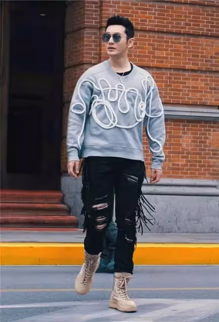 42歲黃曉明現身機場,減肥成功身材超有型,衣品開掛帥到認不出來