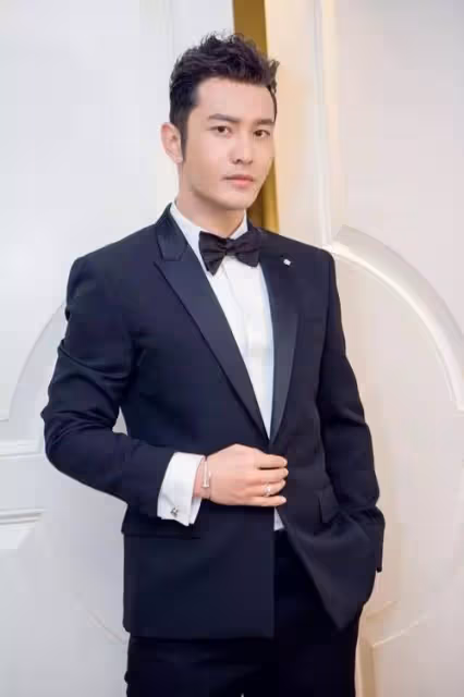 42歲黃曉明現身機場,減肥成功身材超有型,衣品開掛帥到認不出來