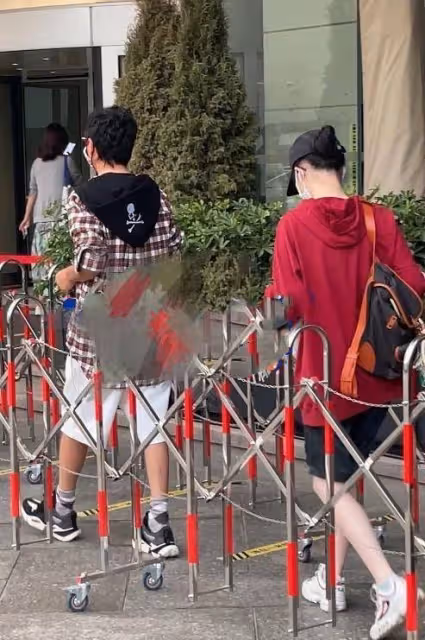 孫楠21歲長女罕露面，「女德學校」後打扮好保守，像極親媽買紅妹