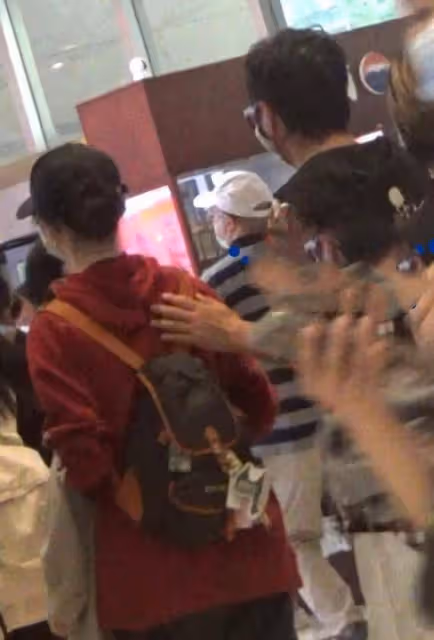 孫楠21歲長女罕露面，「女德學校」後打扮好保守，像極親媽買紅妹