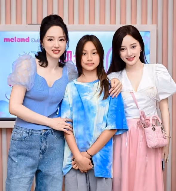 甜馨參加董璇女兒生日會,賈躍亭前妻甘薇同框合影