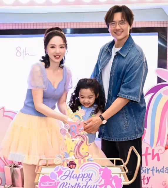 甜馨參加董璇女兒生日會,賈躍亭前妻甘薇同框合影