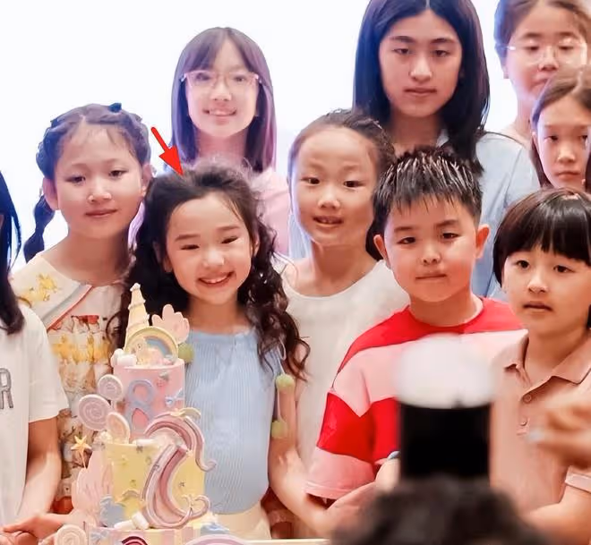 甜馨參加董璇女兒生日會,賈躍亭前妻甘薇同框合影