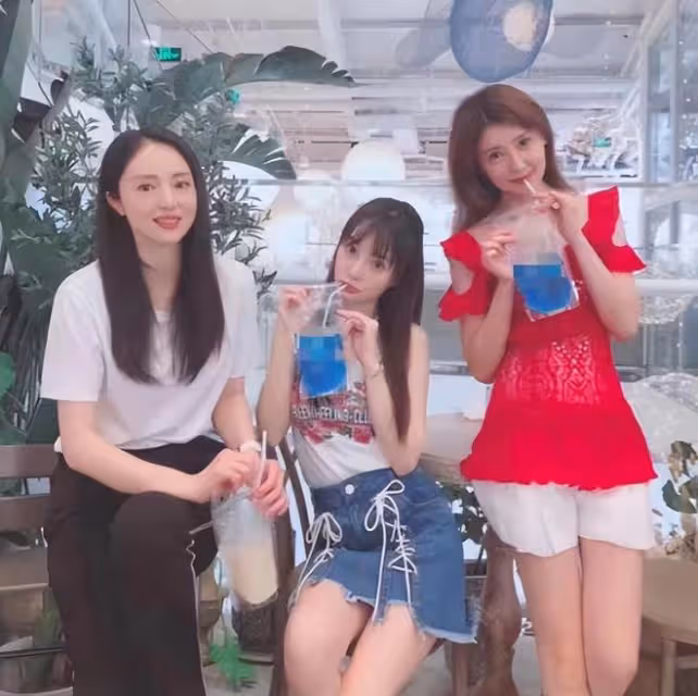 甜馨參加董璇女兒生日會,賈躍亭前妻甘薇同框合影
