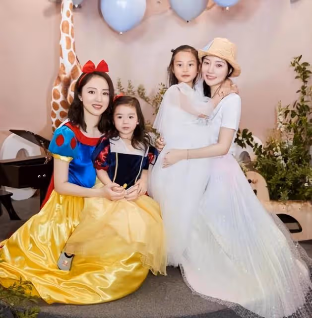 甜馨參加董璇女兒生日會,賈躍亭前妻甘薇同框合影