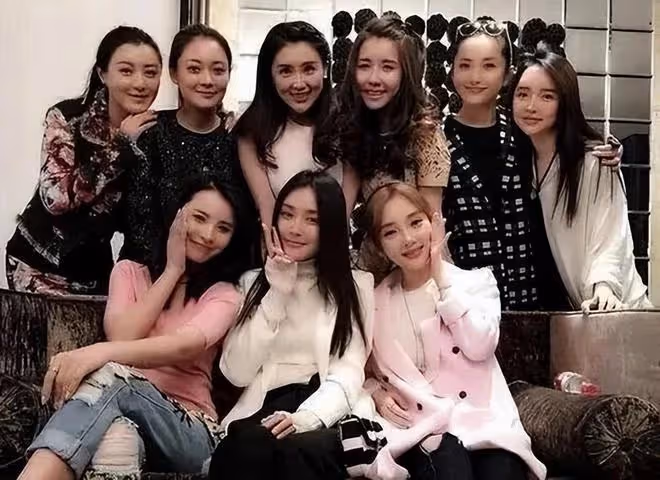 甜馨參加董璇女兒生日會,賈躍亭前妻甘薇同框合影