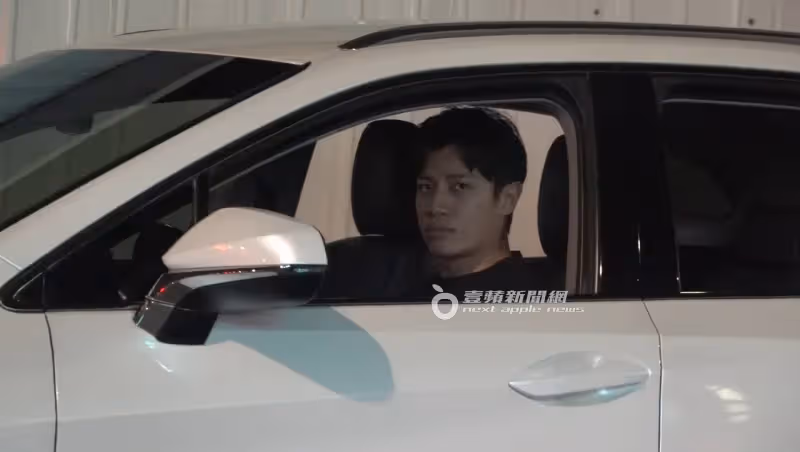 壹蘋10點強打｜陳喬恩撒嬌人妻抱怨「Bitch」！小老公兼司機幫推門十指交纏（狗仔直擊）
