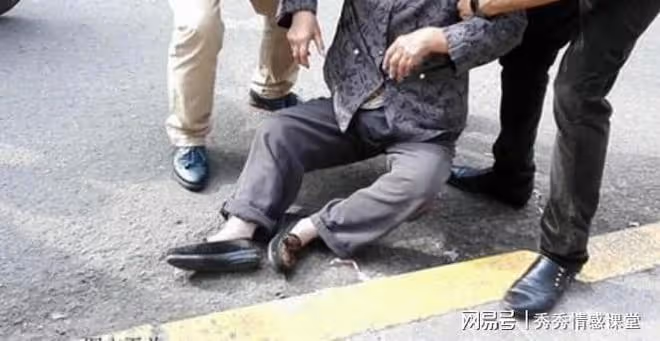 婆婆摔倒在地兒媳視而不見，她：當年懷孕摔跤你讓我自己爬起來