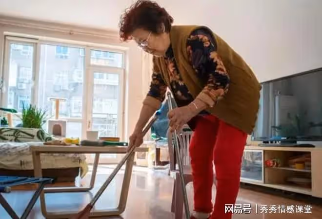 婆婆摔倒在地兒媳視而不見,她:當年懷孕摔跤你讓我自己爬起來