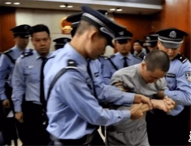 回顧:出租司機想搶劫,卻因乘客的話起了殺心,侵犯後將其拋屍