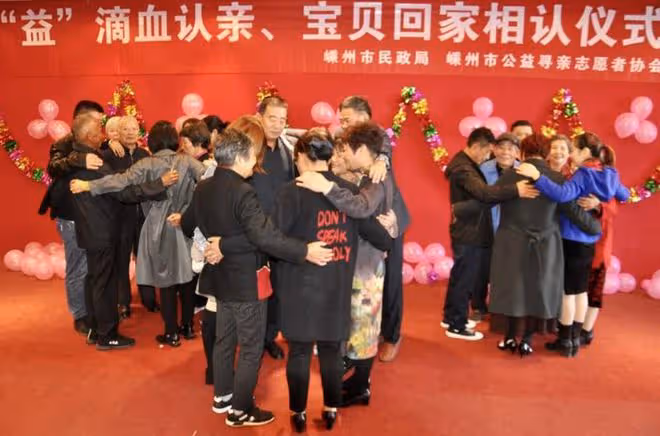 2000年男孩被拐,17年後父母尋來,富豪養父阻止認親:來繼承家產