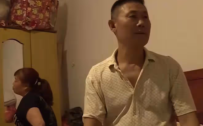 2000年男孩被拐,17年後父母尋來,富豪養父阻止認親:來繼承家產