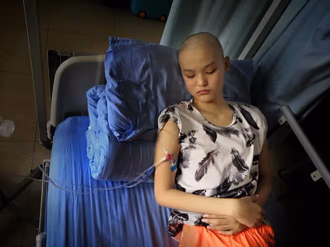 失去2任丈夫如今帥兒子又進重症搶救,單親媽媽守在ICU外萬箭穿心