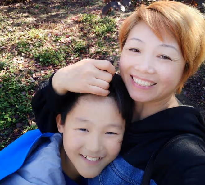 失去2任丈夫如今帥兒子又進重症搶救,單親媽媽守在ICU外萬箭穿心