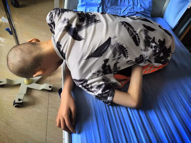 失去2任丈夫如今帥兒子又進重症搶救,單親媽媽守在ICU外萬箭穿心