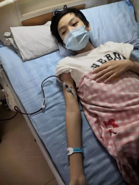 失去2任丈夫如今帥兒子又進重症搶救,單親媽媽守在ICU外萬箭穿心