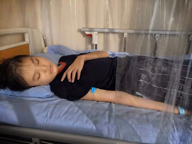 失去2任丈夫如今帥兒子又進重症搶救,單親媽媽守在ICU外萬箭穿心