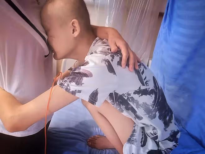 失去2任丈夫如今帥兒子又進重症搶救,單親媽媽守在ICU外萬箭穿心