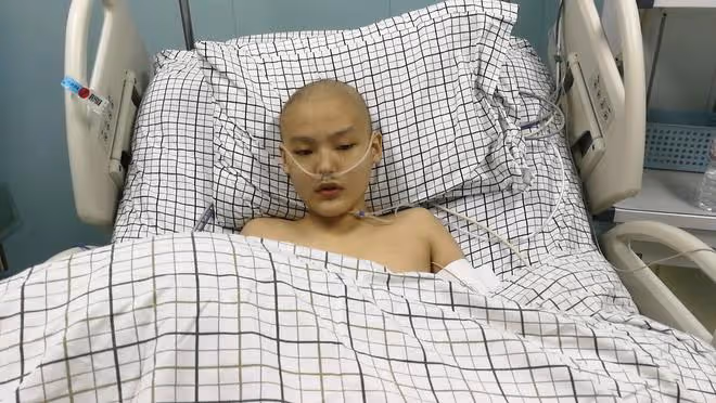 失去2任丈夫如今帥兒子又進重症搶救,單親媽媽守在ICU外萬箭穿心