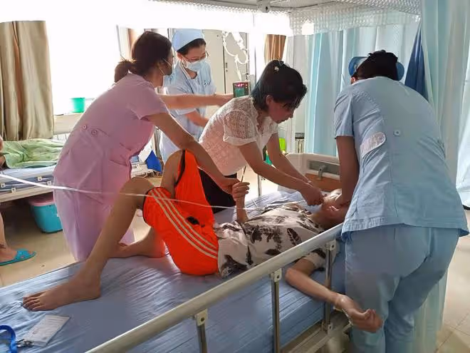 失去2任丈夫如今帥兒子又進重症搶救,單親媽媽守在ICU外萬箭穿心
