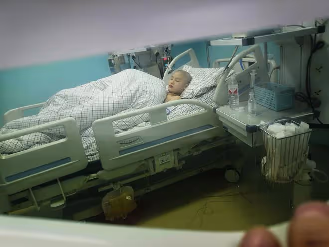 失去2任丈夫如今帥兒子又進重症搶救,單親媽媽守在ICU外萬箭穿心