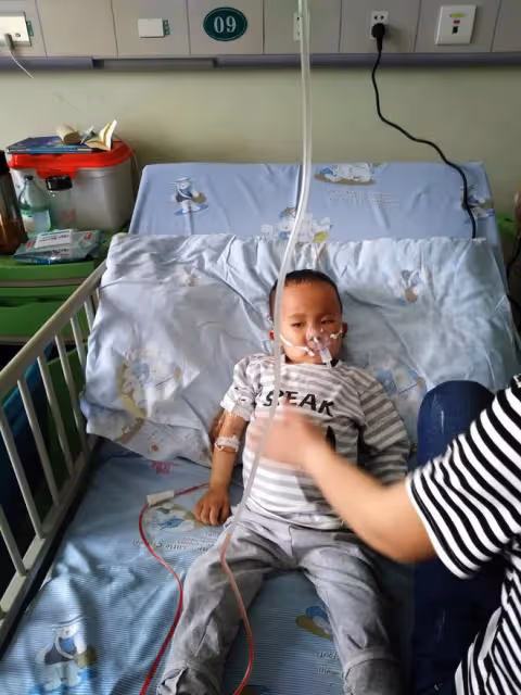 男娃咳嗽查出罕見重病陷入昏迷,父母絕望準備帶他回家,孩子醒了