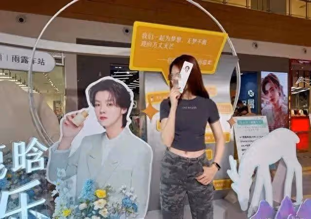 鹿晗海邊辦派對慶34歲生日，關曉彤缺席，戀愛8年不結婚惹質疑