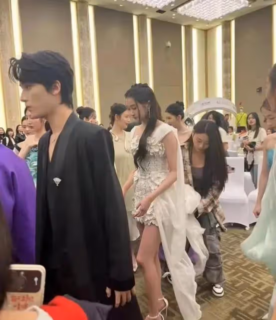 鹿晗海邊辦派對慶34歲生日，關曉彤缺席，戀愛8年不結婚惹質疑