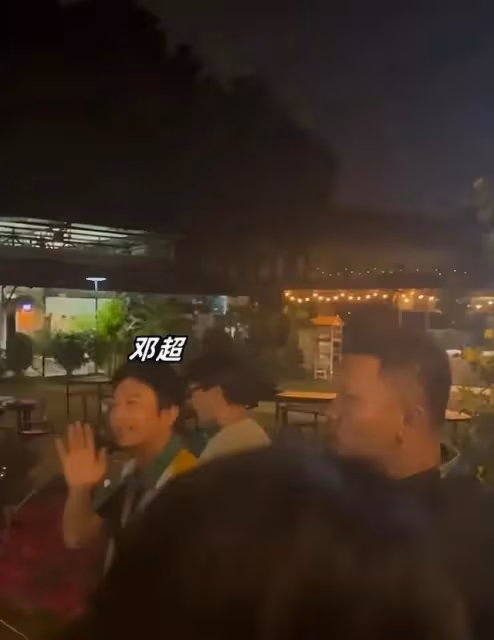 鹿晗海邊辦派對慶34歲生日，關曉彤缺席，戀愛8年不結婚惹質疑