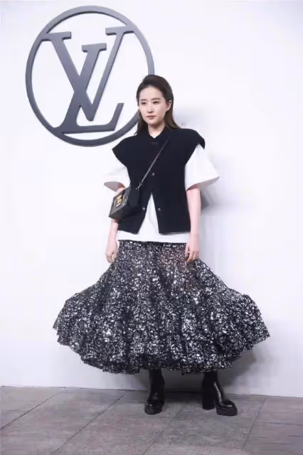 LV大秀又出醜！劉亦菲像「火雞」，宋茜妝全花了，周冬雨全靠修！