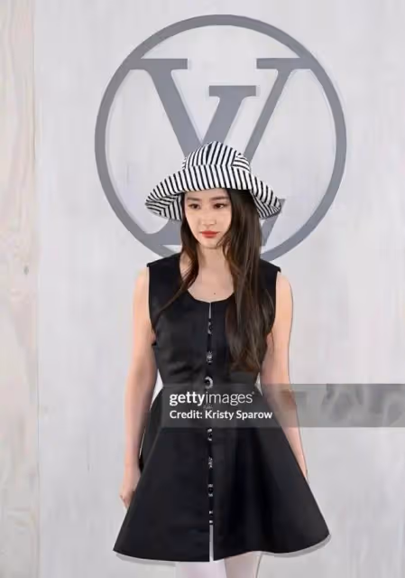 LV大秀又出醜！劉亦菲像「火雞」，宋茜妝全花了，周冬雨全靠修！