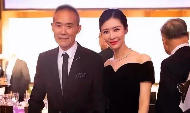 回顧王石：二婚娶小30歲田朴珺，69歲老來得女，如今他幸福嗎？