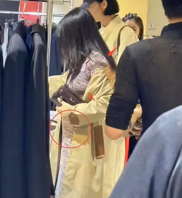京圈公主朱珠逛特賣會,身形臃腫和精修圖反差大,拮据生活疑曝光