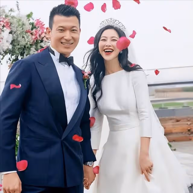 京圈公主朱珠逛特賣會,身形臃腫和精修圖反差大,拮据生活疑曝光