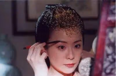 「最美紀曉芙」,遭相戀10年男友劈腿,54歲未婚未育,宛如少女