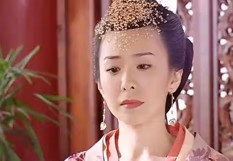 「最美紀曉芙」,遭相戀10年男友劈腿,54歲未婚未育,宛如少女