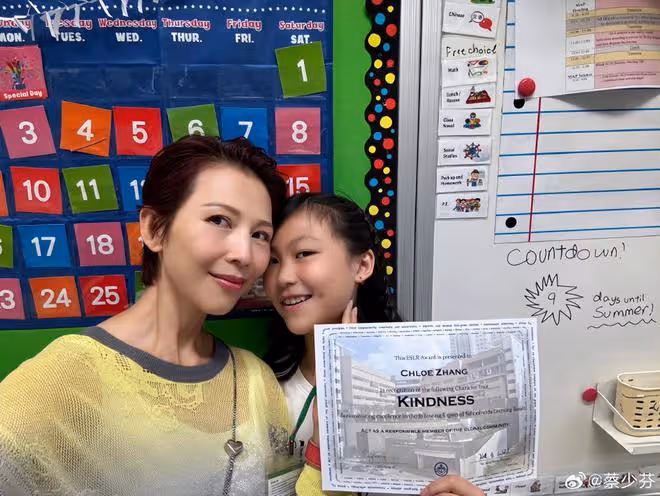 蔡少芬見證女兒小學畢業！母女開心同框，包子身高出眾長得像媽媽